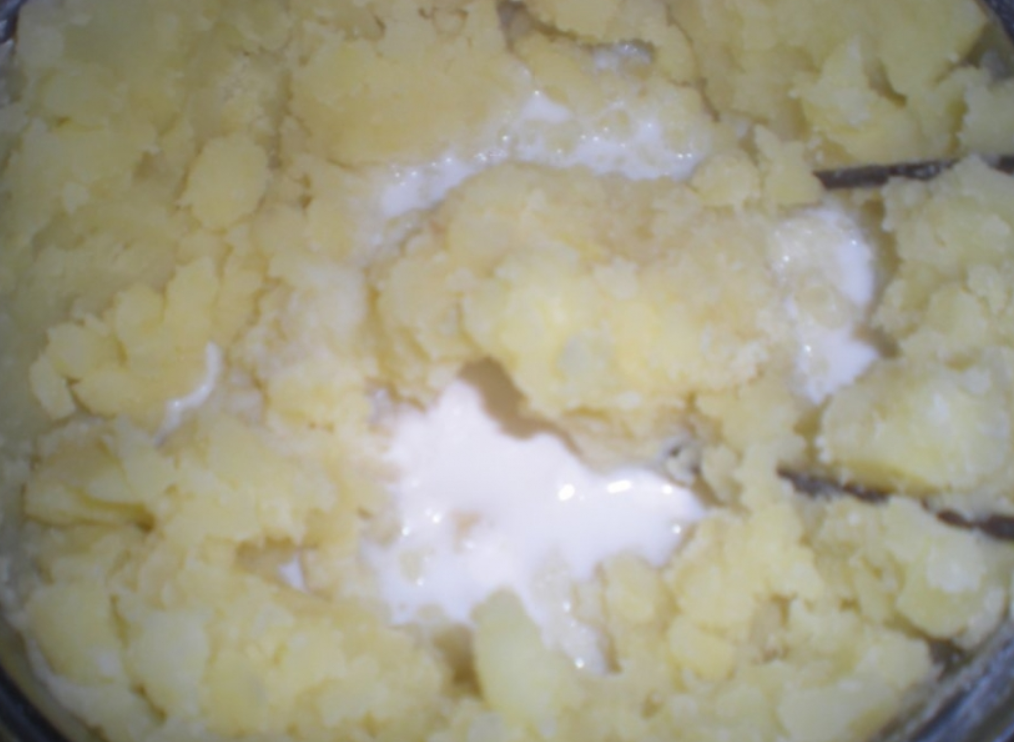 Картофельное пюре с молоком и сливочным маслом. Добавления сливочного масла в пюре картофельное.. Добавление молока в пюре. Рецепт вкусной толченой картошки с молоком.