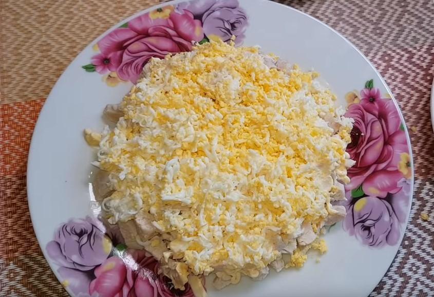 Салат из грудки с ананасами и сыром. Салат нежность с ананасом. Салат нежность с курицей и ананасами. Салат с ананасом и курицей и сыром и яйцом. Салат нежный с ананасом и курицей.